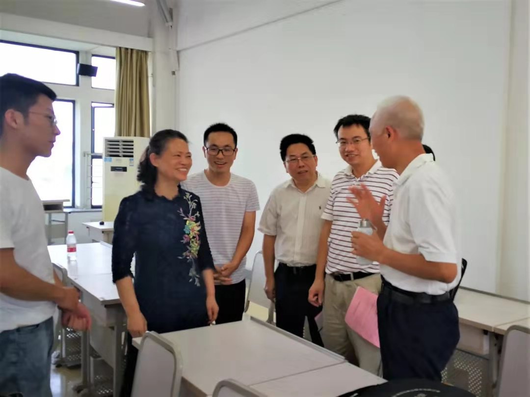 新学期学校领导走进一线课堂高度肯定马院教学教改工作